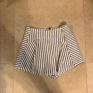 LF Skort Black and White Small NWT